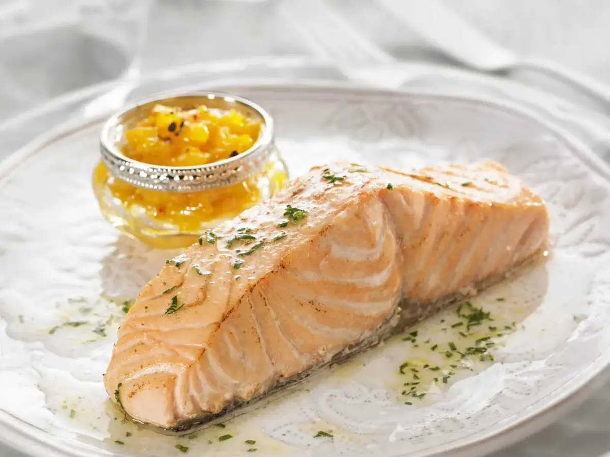 Un pavé de saumon cuit à la perfection sur plancha, servi avec une compotée de fruits exotiques. La température de cuisson idéale pour un saumon fondant.