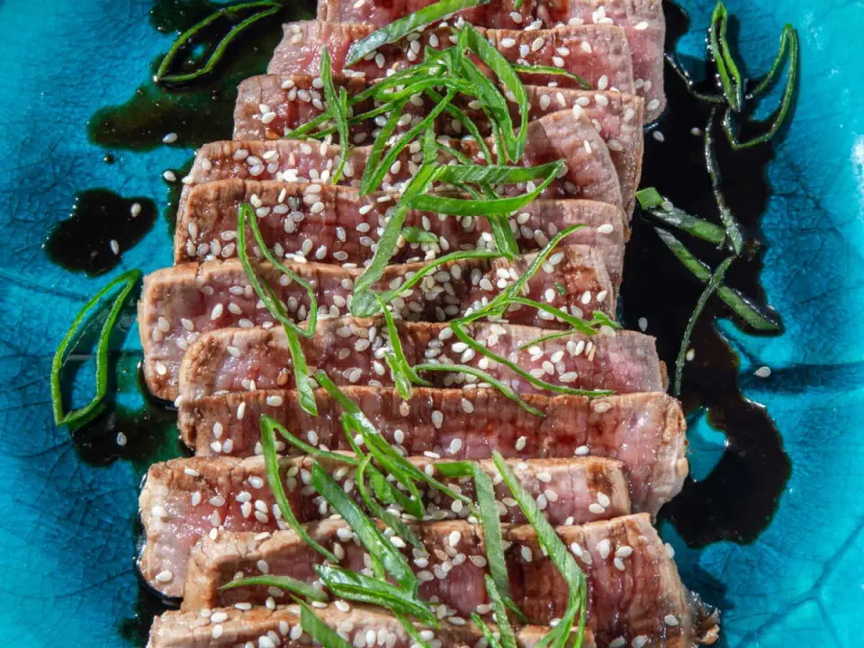 Tataki de bœuf réussi, de la saisie à la découpe